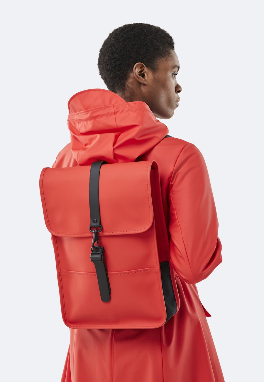 Rucksack BACKPACK MINI in der frühlingshaften Farbe rot der Firma RAINS