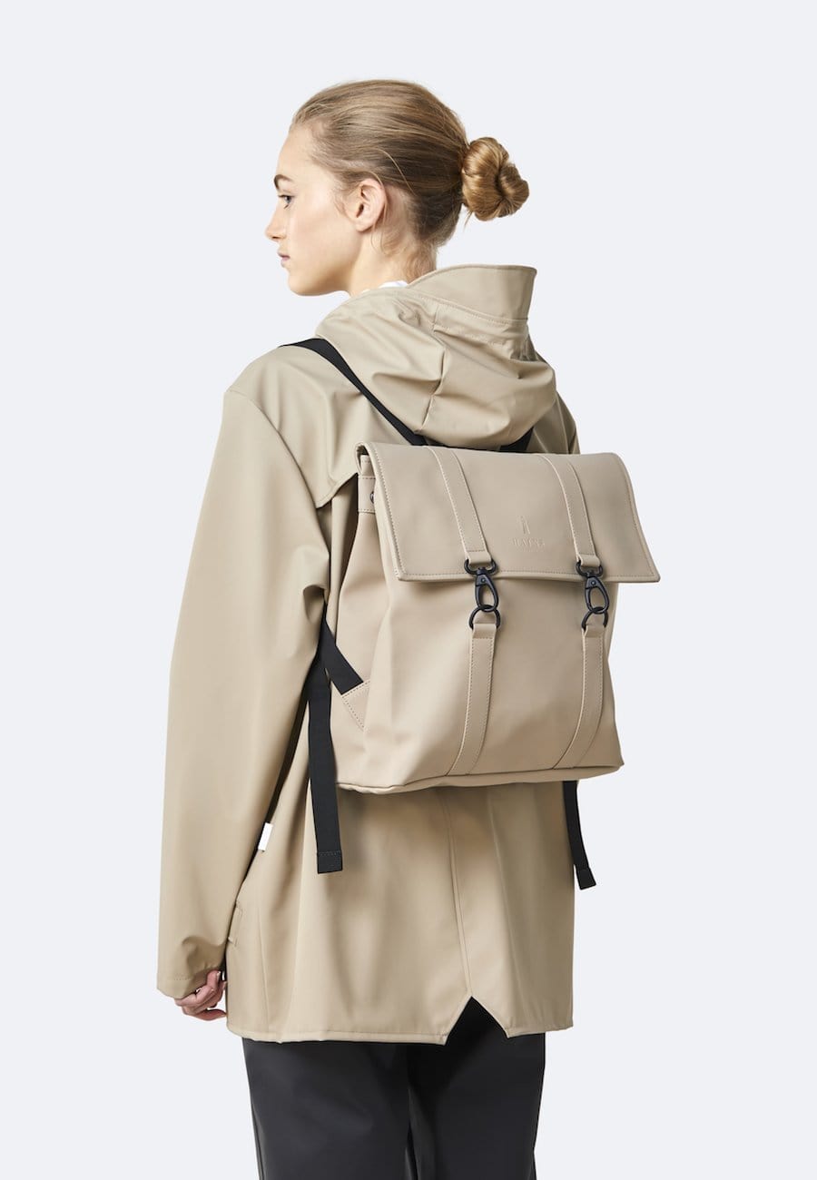 Tagesrucksack MSN BAG MINI der Firma RAINS in beige Ihr wasserdichter